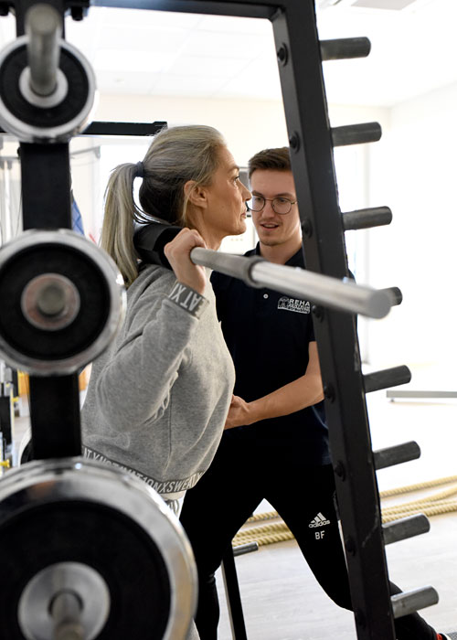 Krafttraining mit Trainer