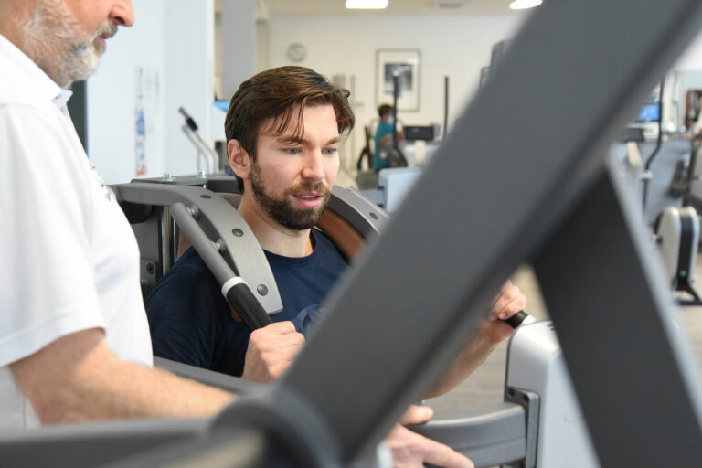 Krafttraining am Milon Gerät